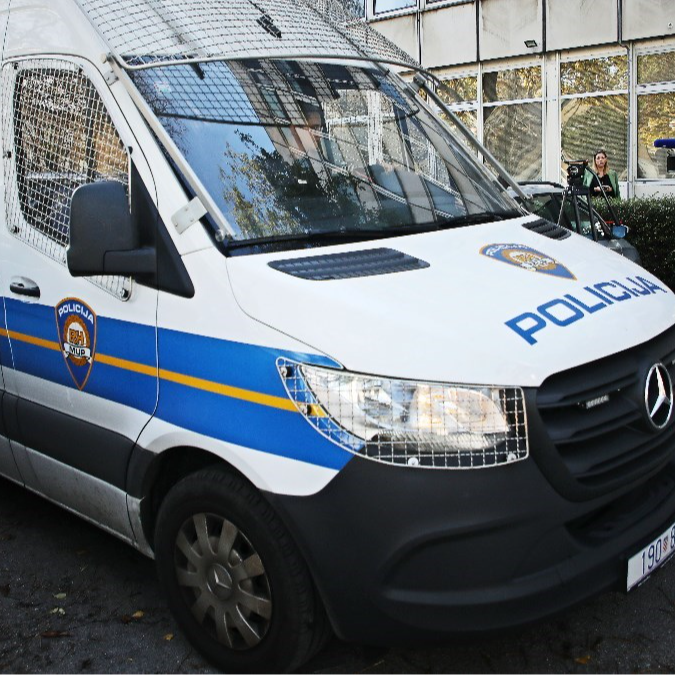 Tjerali ženu (59) da im čisti i za njih prosi, tukli je i šamarali. Pobjegla im je