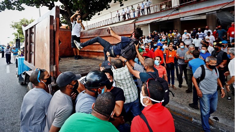 Događaj bez presedana na Kubi: Tisuće na ulicama protiv vlade