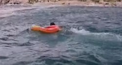 VIDEO Turisti po jučerašnjem vremenu plovili na luftmadracu do otoka