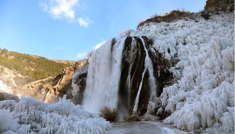 Slap na izvoru Krke okovan je ledom, a fotografije su odmor za oči