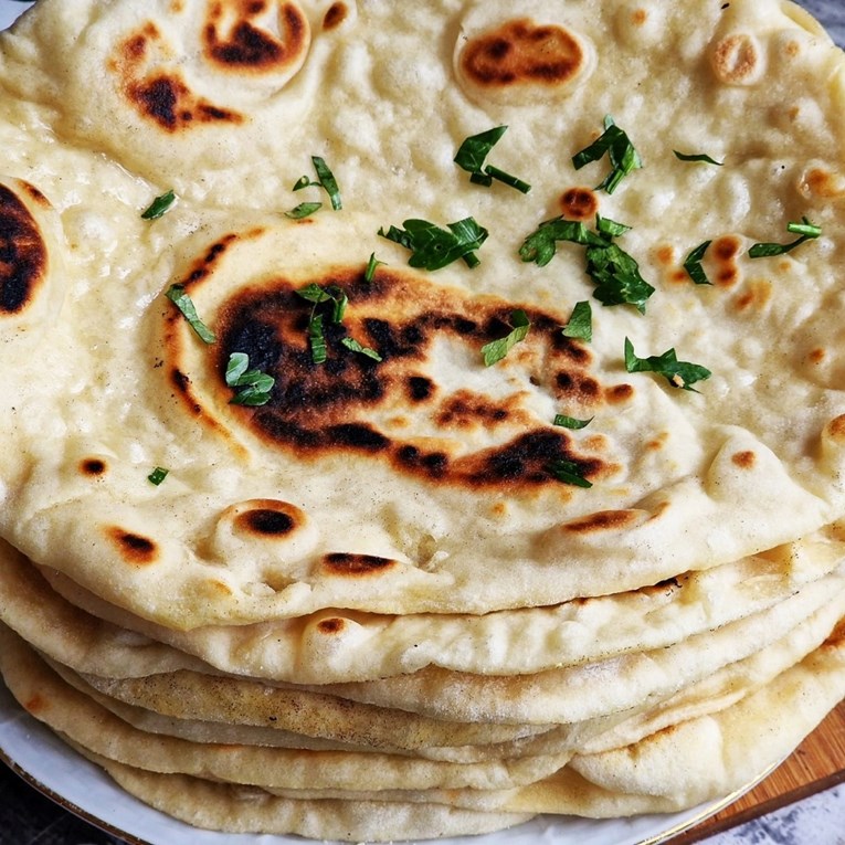 Naan je indijski kruh koji ide uz sve, napravite ga kod kuće poput profesionalca
