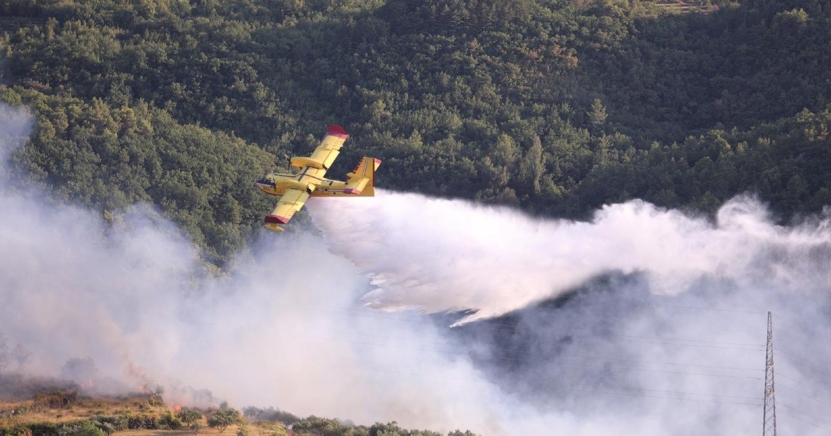 Veliki požar u Imotskoj krajini, jak vjetar proširio ga preko granice u BiH