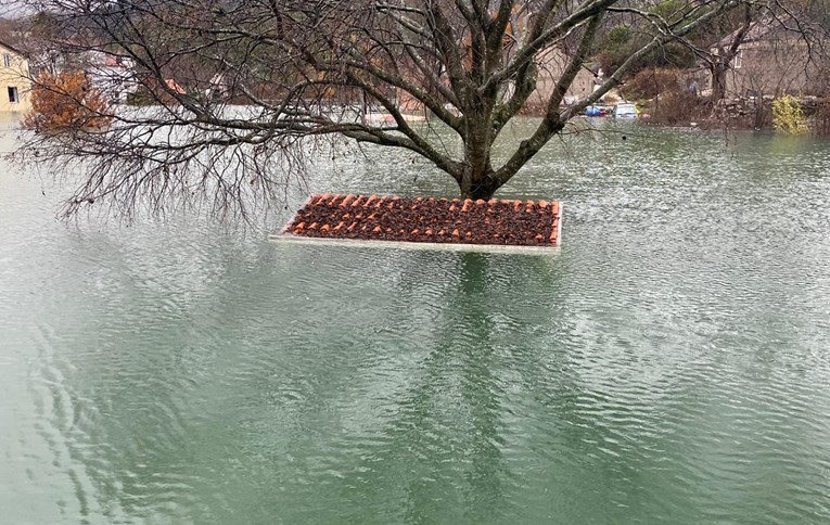 FOTO Ovo je stanica u Vrgorcu. Ljudi brane kuće od poplave, situacija je alarmantna