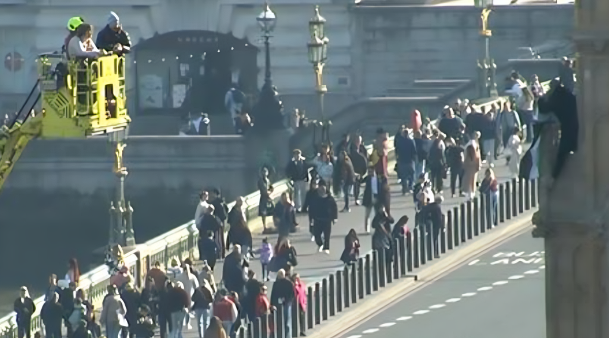 VIDEO Muškarac se popeo na londonski Big Ben i mahao palestinskom zastavom  - Index.hr