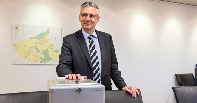 Švicarski desničar objavio lažni video ljevičarke, ostao bez imuniteta