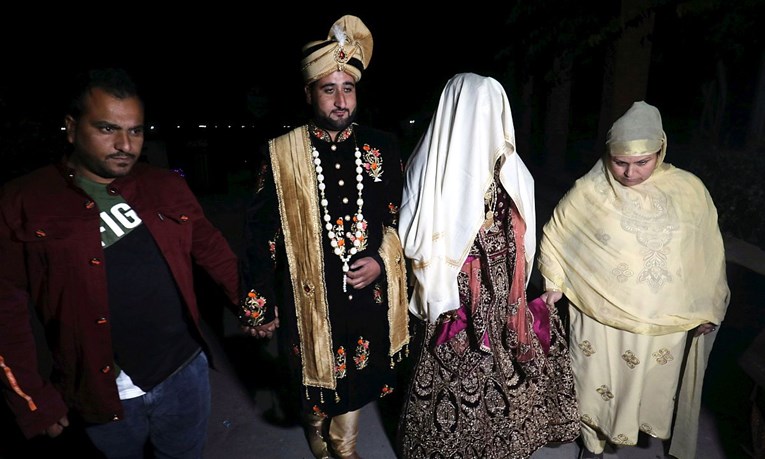 Par u Indiji kamenovala obitelj od žene, protivili su se njihovom braku
