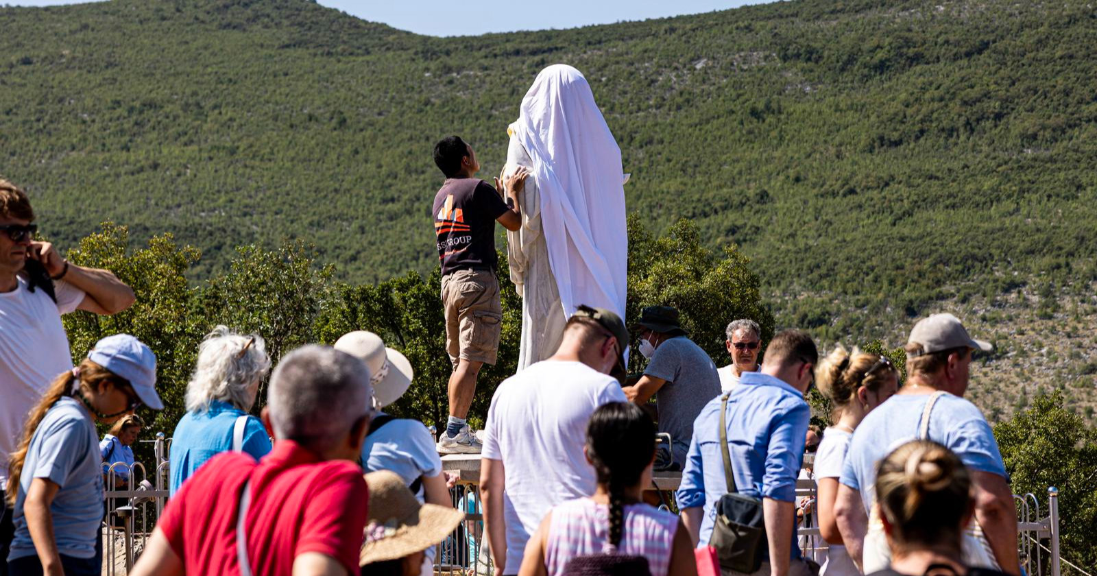Vjernici u Međugorju molili kraj prešaranog kipa Gospe: "Jači smo od Sotone"