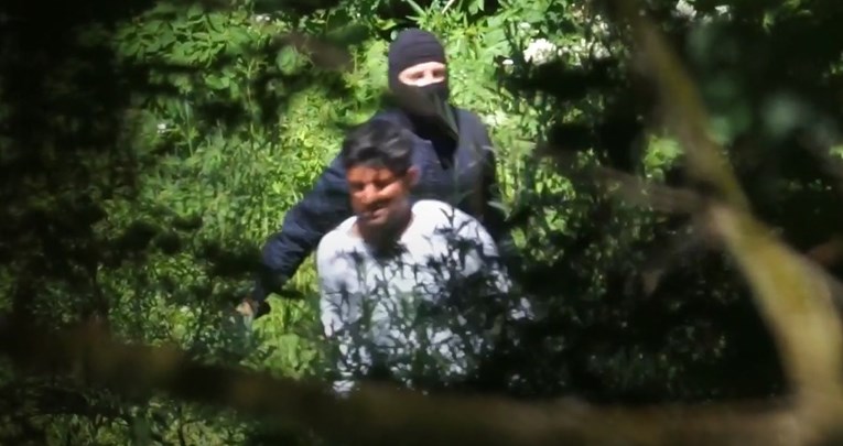 Objavljene snimke, maskirani muškarci s oružjem hrvatske policije tuku migrante