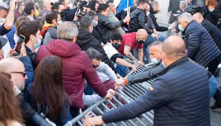 U Rimu prosvjedi protiv mjera, došlo do sukoba s policijom