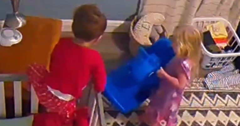 Trogodišnjakinja pomogla mlađem bratu da pobjegne iz krevetića, video postao viralan