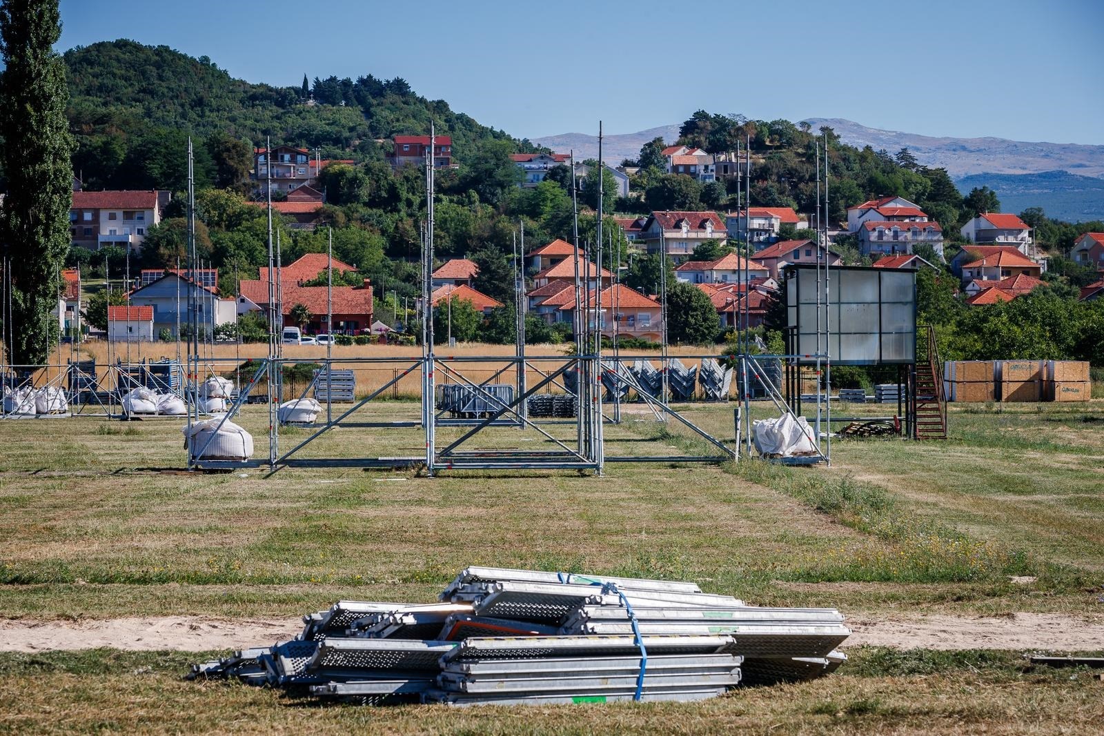 FOTO Pogledajte kako teku pripreme za Thompsonov koncert u Sinju