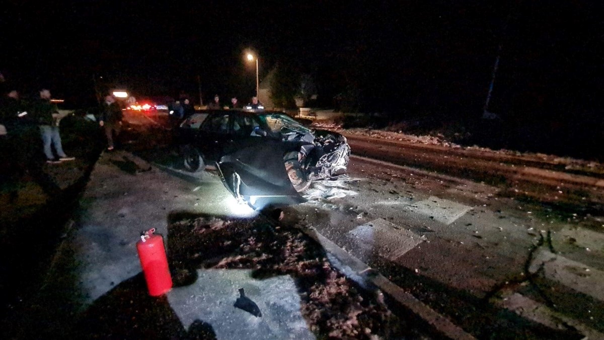 FOTO Detalji nesreće kod Siska. Čovjek ispao iz auta, drugi auto sletio u kanal