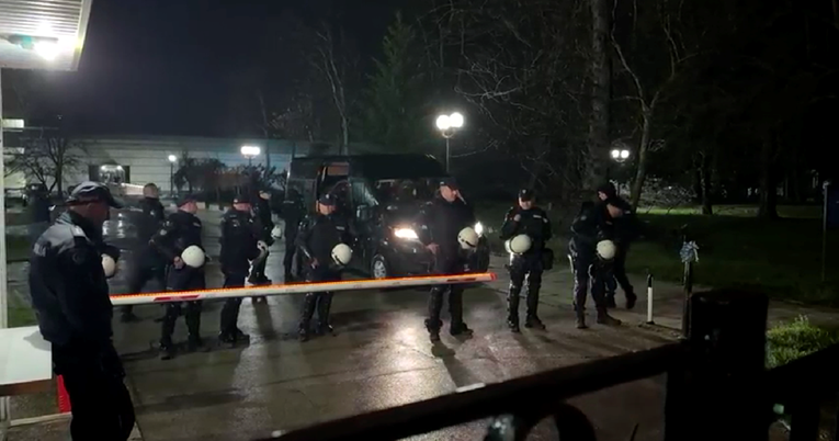 Studenti i dalje blokiraju RTS. Ne puštaju radnike u zgradu