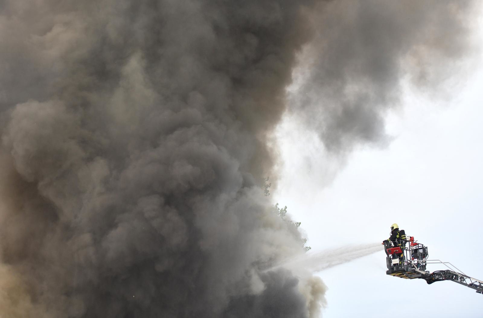 FOTO I VIDEO Veliki požar u Pribislavcu. čule se eksplozije. Izdana upozorenja