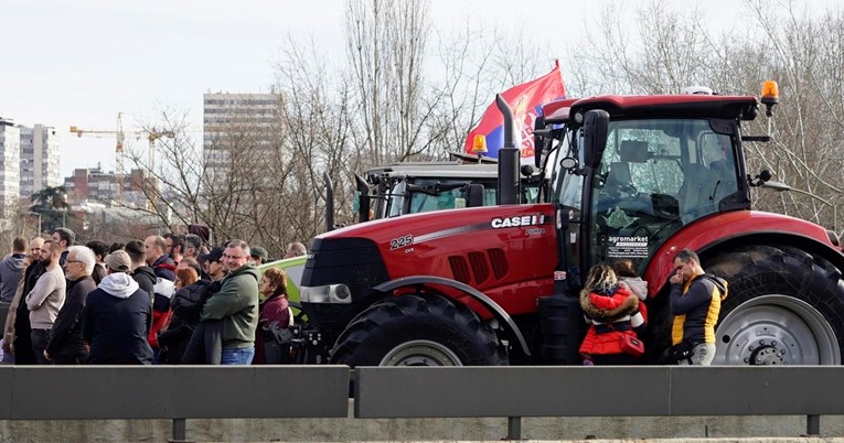 Srpski mediji: Vučićevci uoči prosvjeda masovno odvoze traktore iz vojvođanskih sela