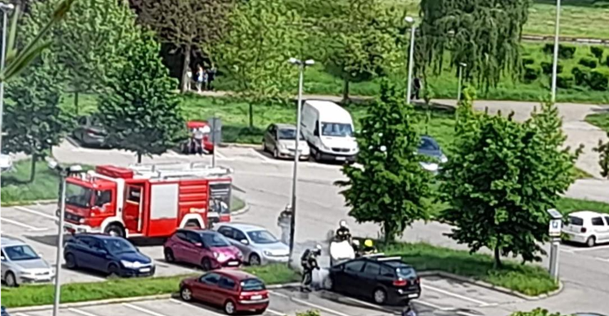 VIDEO Na zagrebačkoj Savici se zapalio auto, vatrogasci brzo intervenirali