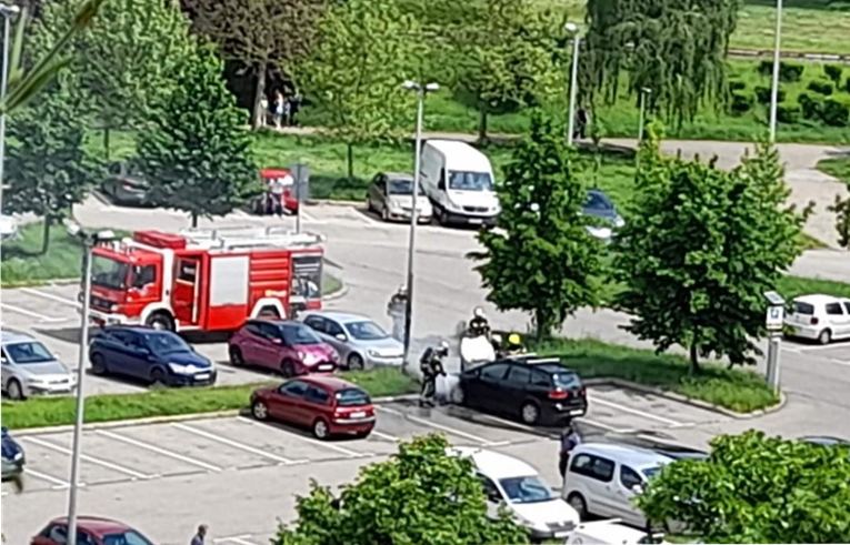 VIDEO Na zagrebačkoj Savici se zapalio auto, vatrogasci brzo intervenirali
