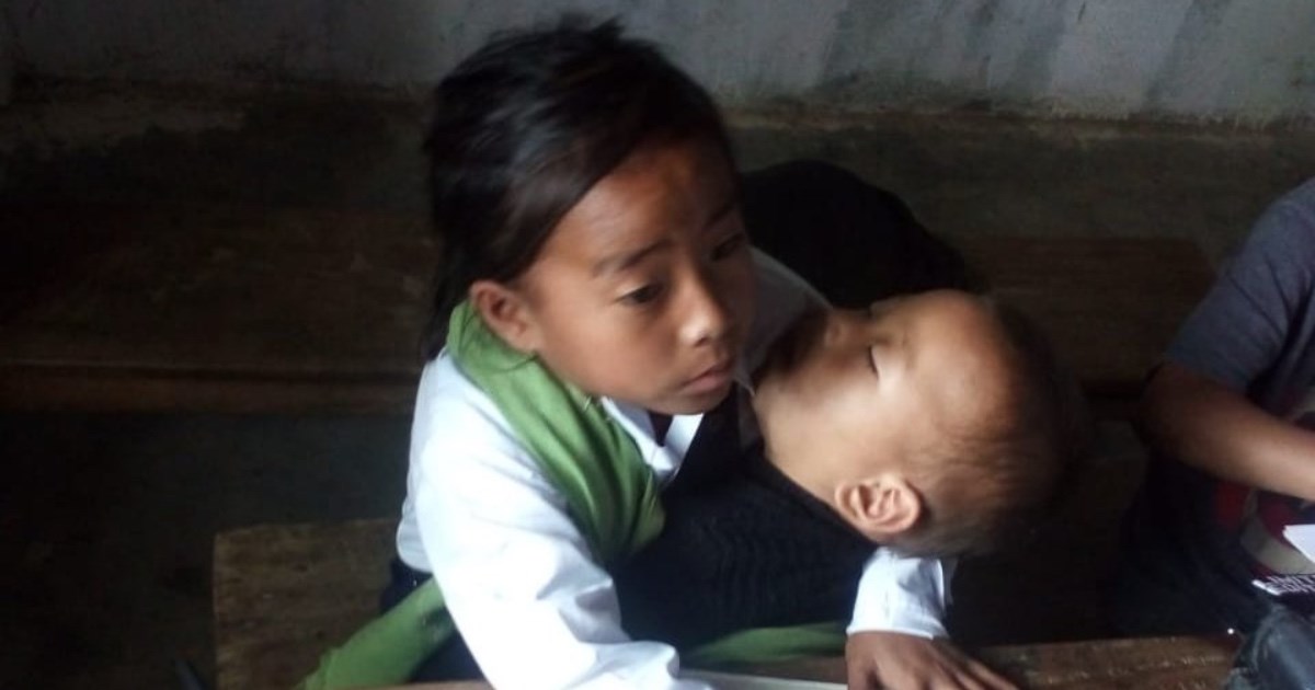 10-godišnjakinja tijekom nastave čuva sestricu jer joj roditelji rade u polju