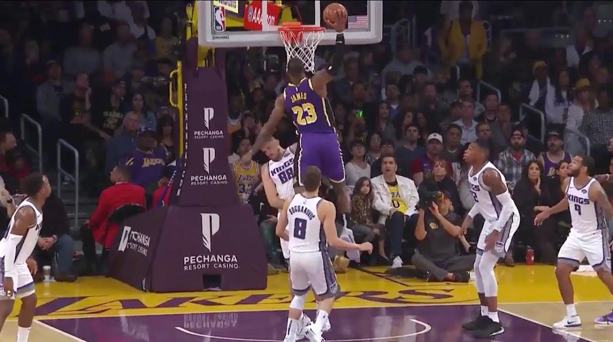 LeBron monstruozno zakucao preko Bjelice pa ga morbidno izvrijeđao