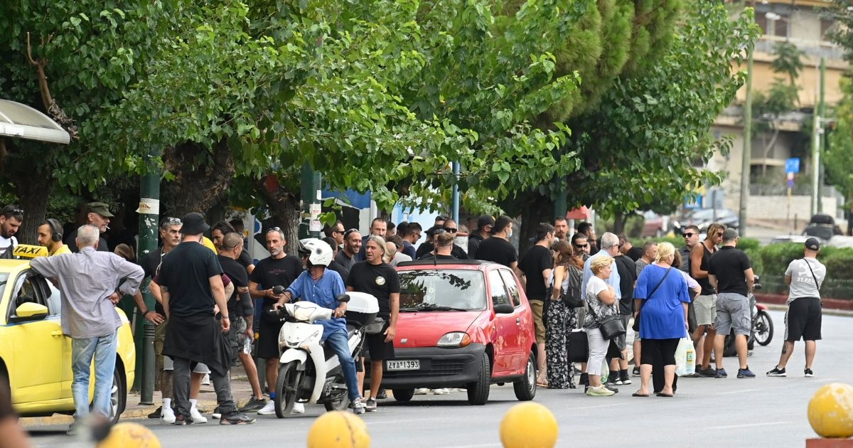 Navijači AEK-a dočekali Boyse pred sudom. Policajca pogodili bocom