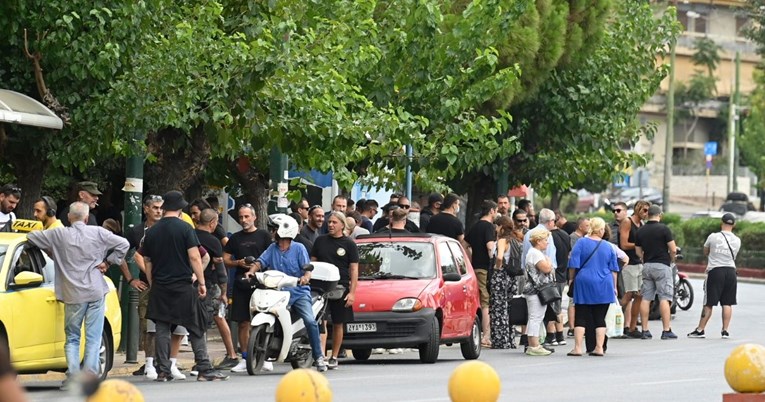 Navijači AEK-a dočekali Boyse pred sudom. Policajca pogodili bocom