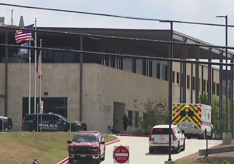 Učenik (15) u Teksasu upucao profesoricu pa si presudio