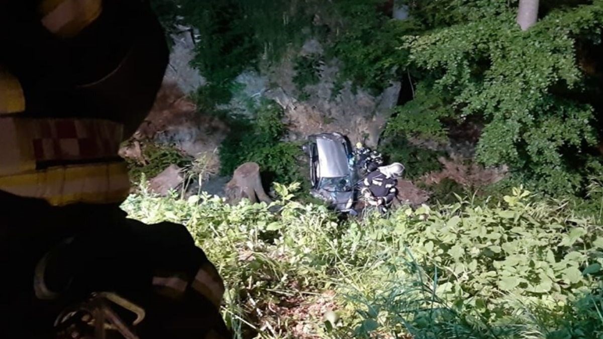 FOTO Autom sletjeli u provaliju na Sljemenu, izvlačili ih vatrogasci