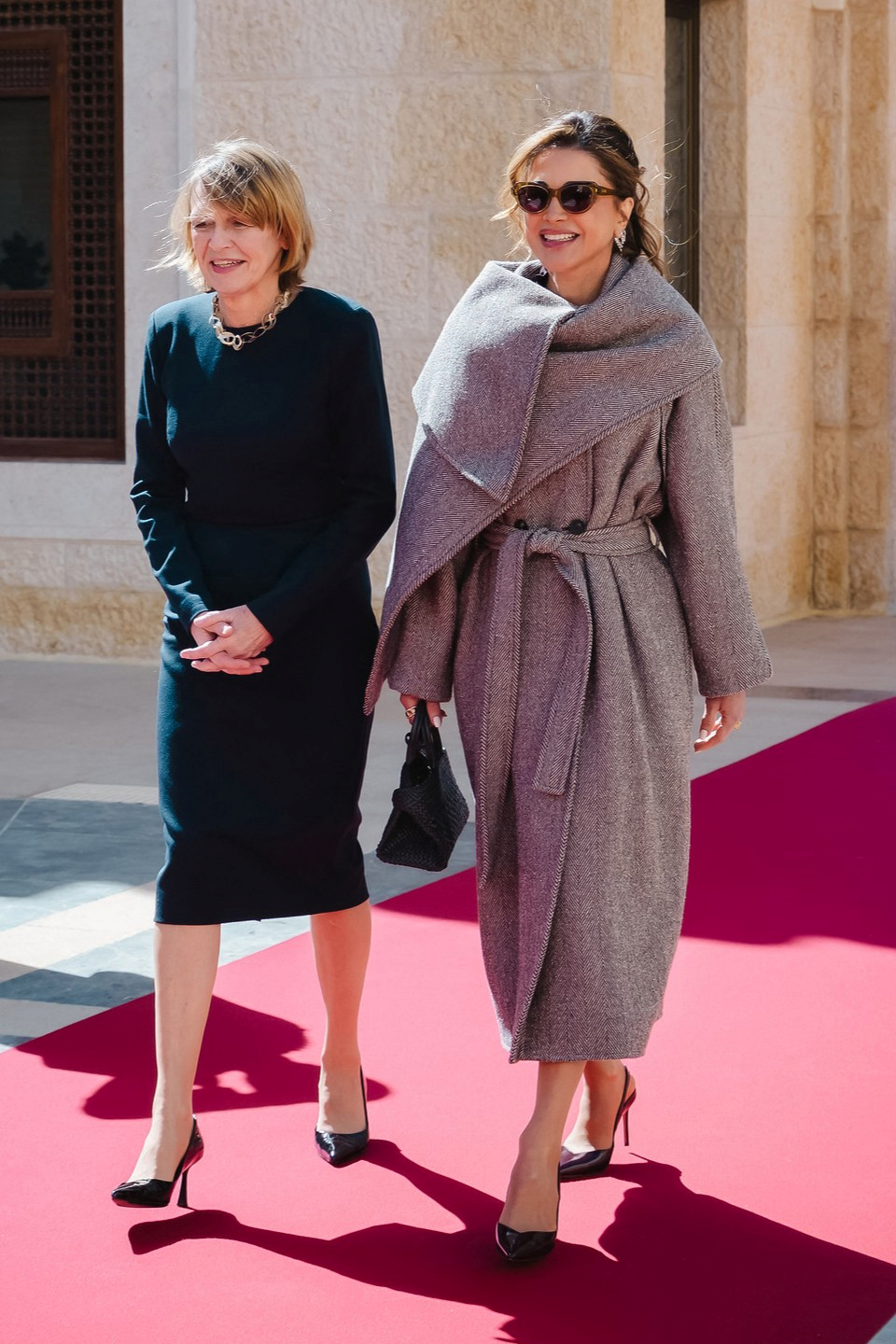 Kraljica Rania opet pogodila: Nosi kaput koji je hit ove sezone