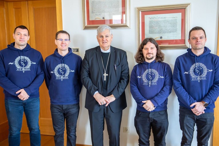 FOTO Biskup Košić primio klečavce