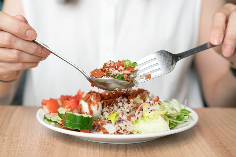 Žena izgubila 18 kg u dva mjeseca jedući jedan obrok dnevno. Je li to sigurno?