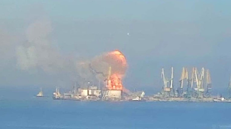 Ukrajinci kažu da su uništili veliki ruski ratni brod, pogledajte snimku