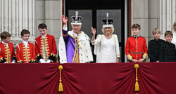 Kralj i kraljica mahnuli s balkona Buckinghamske palače, evo tko je stajao pored njih