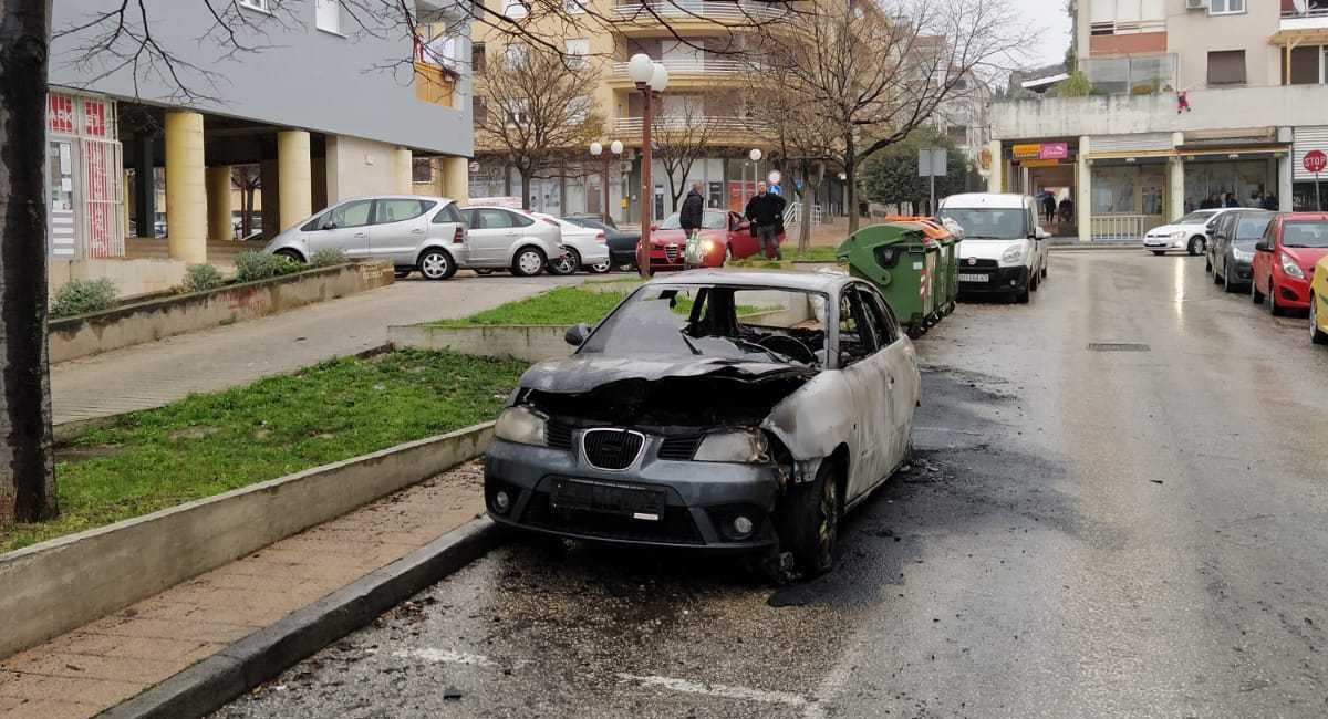 U Zadru zapaljeni plastični kontejneri, požar se proširio na parkirane automobile