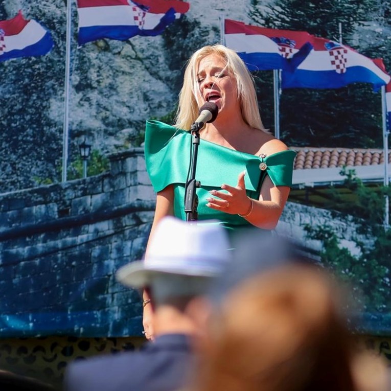 Tko je žena koja je u Kninu otpjevala Dajem ti srce? Svake godine nastupa za Oluju