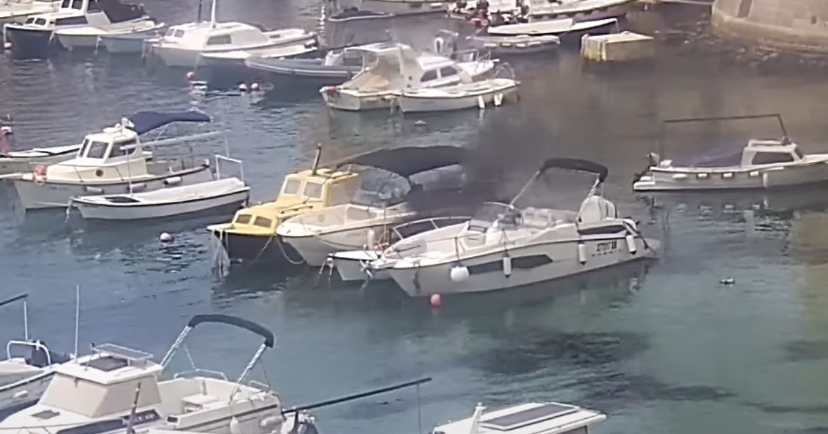 VIDEO Netko je ispalio signalnu raketu u Dubrovniku. Pala je na barku i zapalila ju