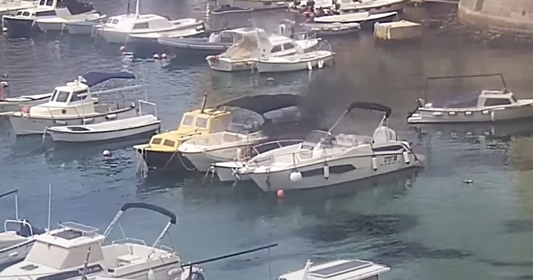 VIDEO Netko je ispalio signalnu raketu u Dubrovniku. Pala je na barku i zapalila ju