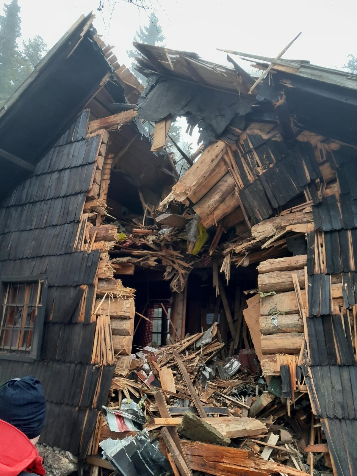 Mali avion pao na kolibu u Sloveniji, objavljene fotografije