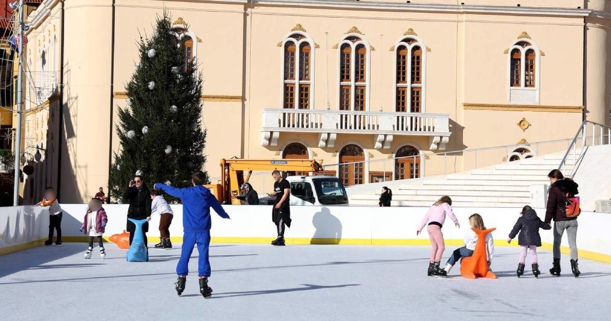 FOTO Otvoreno klizalište u Šibeniku, najmlađi već uživaju na ledu