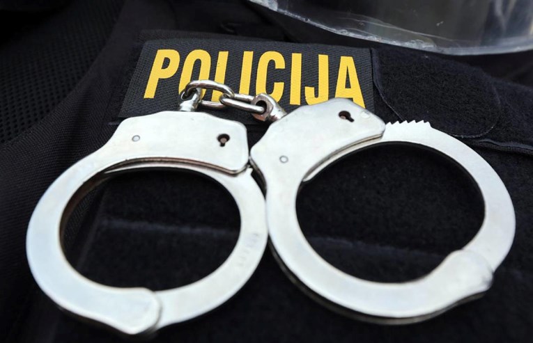 Sarajevski policajac uhićen nakon što je pretukao suprugu, žena u teškom stanju