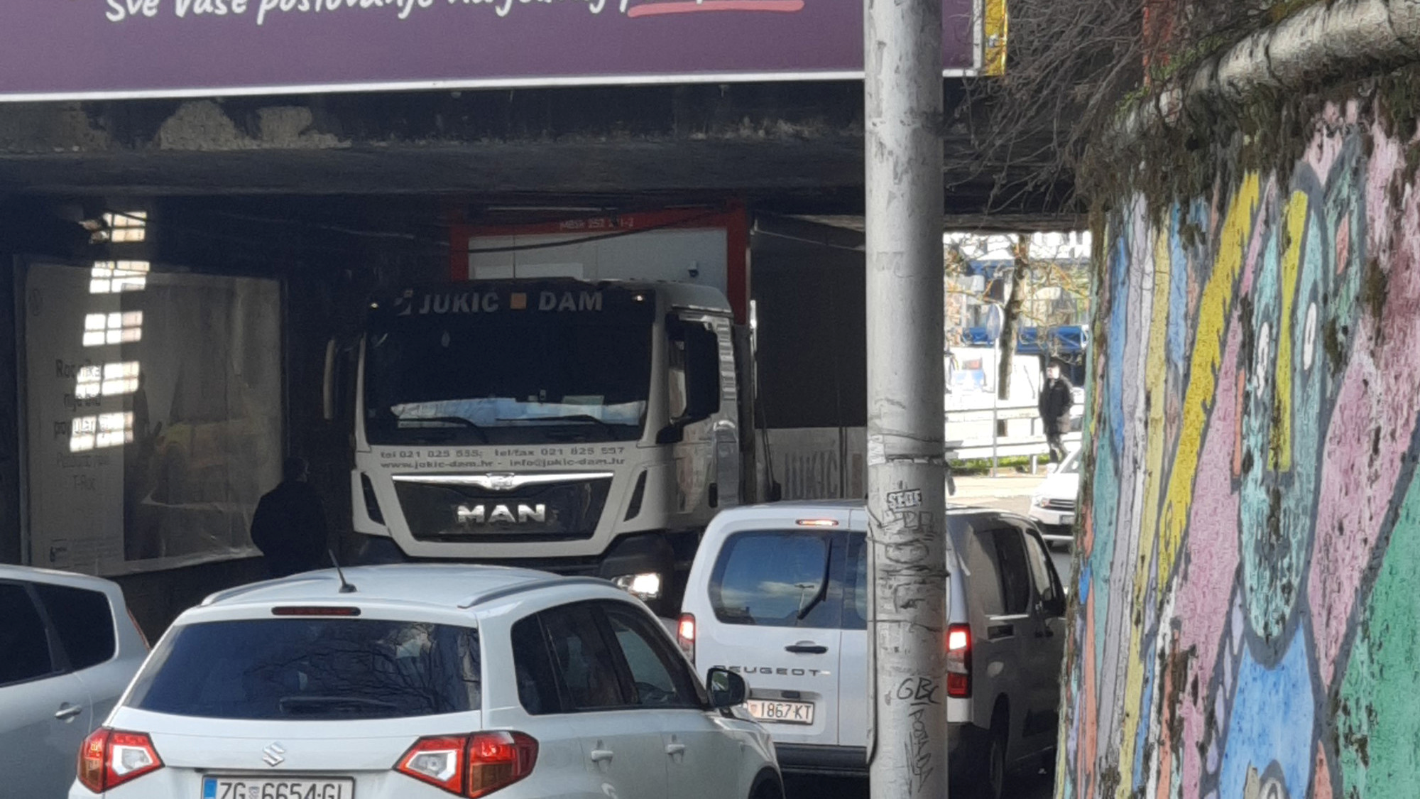 FOTO Kamion zapeo u podvožnjaku u Zagrebu