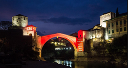 Na Starom mostu u Mostaru osvanula poruka podrške za sve medicinare svijeta