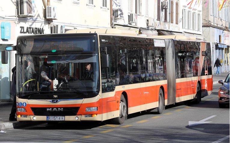 Riječki Autotrolej: Učenici Pomorske škole počupali sjedala i bacali ih kroz prozor
