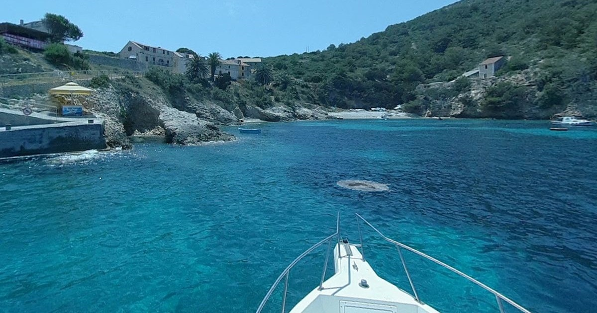 Trudnica na Biševu kolabirala na izletu. Hitno prebačena helikopterom u Split