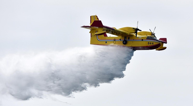 Požar kod Zadra. Gori borova šuma, dignuta tri Air Tractora