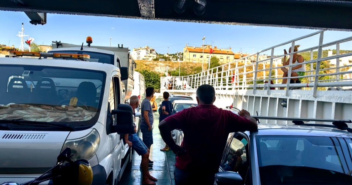 VIDEO Pokvarila se rampa na trajektu u šibenskoj luci. Auti ne mogu van