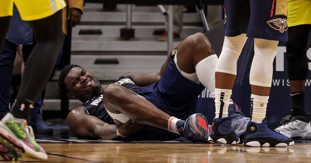 VIDEO Zion Williamson već se opet ozlijedio. Dobio je blokadu pa sletio na stražnjicu