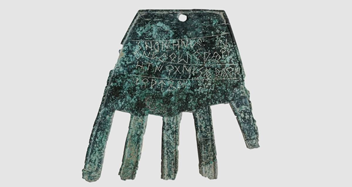 FOTO Nova otkrića o čudnim simbolima na brončanoj ruci staroj 2000 godina