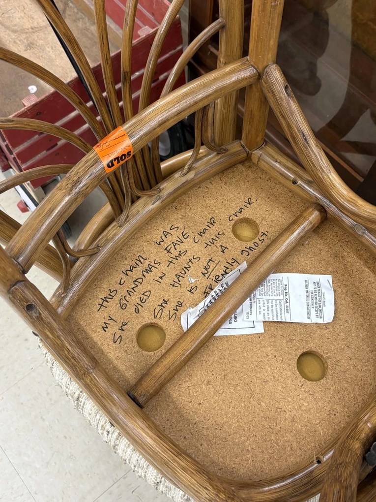 Žena u second handu pronašla stolac s porukom: "Moja baka je umrla na njemu"