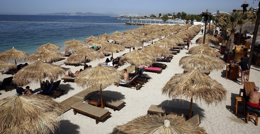 Grčke plaže zatrpane ležaljkama, građani se bune: Želimo slobodne i besplatne plaže