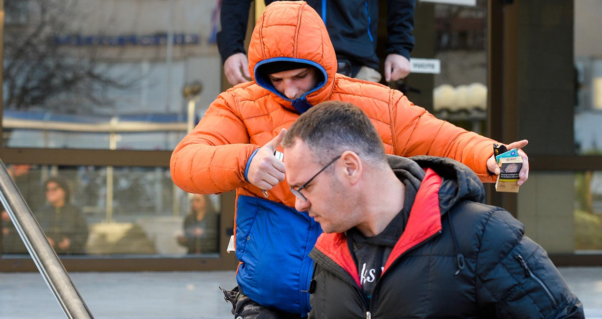 Zavadlavov brat vikao "lopovi, bando" pa šakom udario vrata suda. Izrečena mu kazna